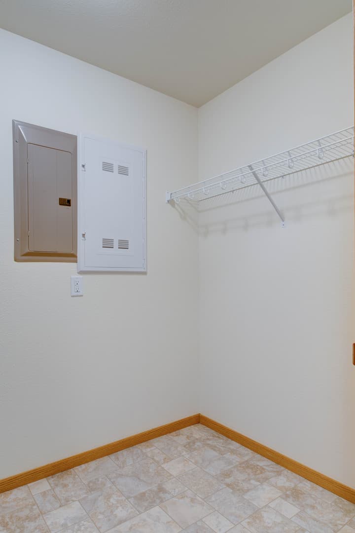 Minot Apartment: 816 10th Avenue NW