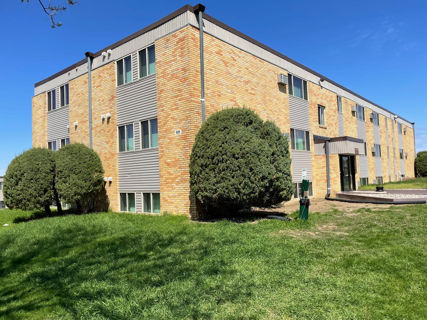 Minot Apartment: 505, 525, 605 & 705 Park Street