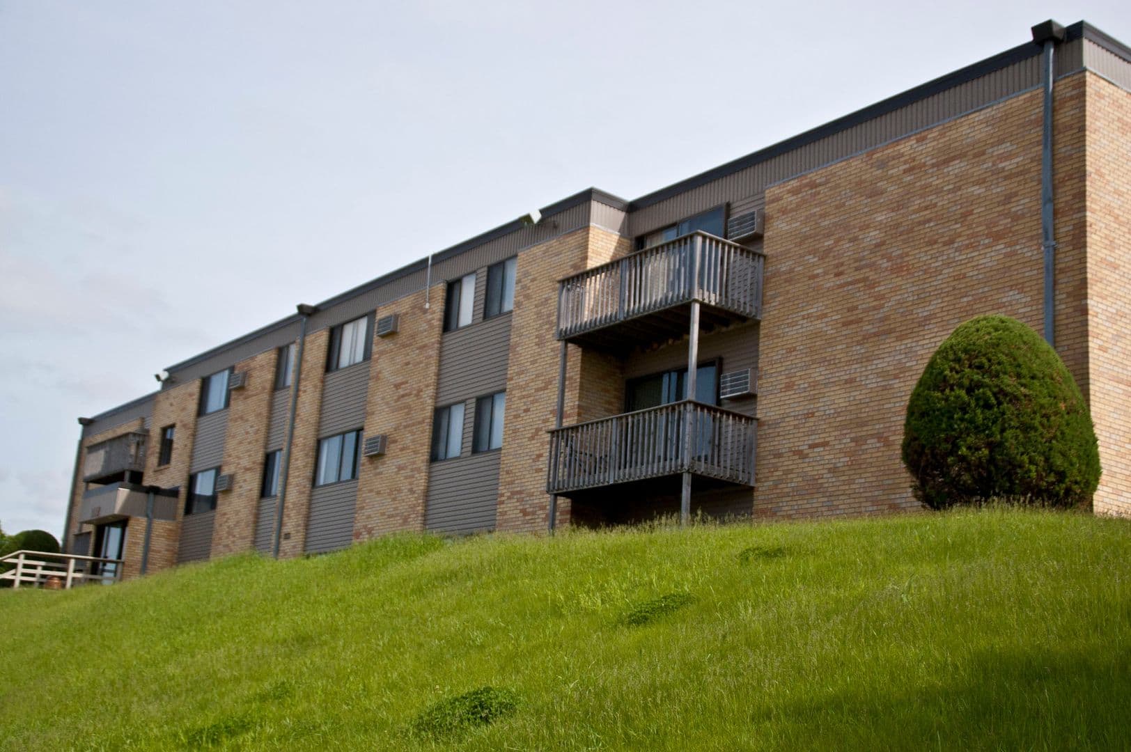 Minot Apartment: 505, 525, 605 & 705 Park Street