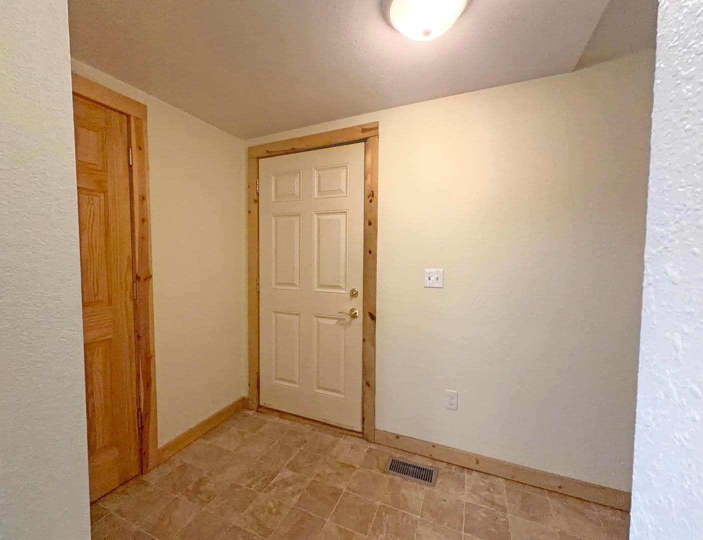 Minot House: 433 3rd Avenue NW
