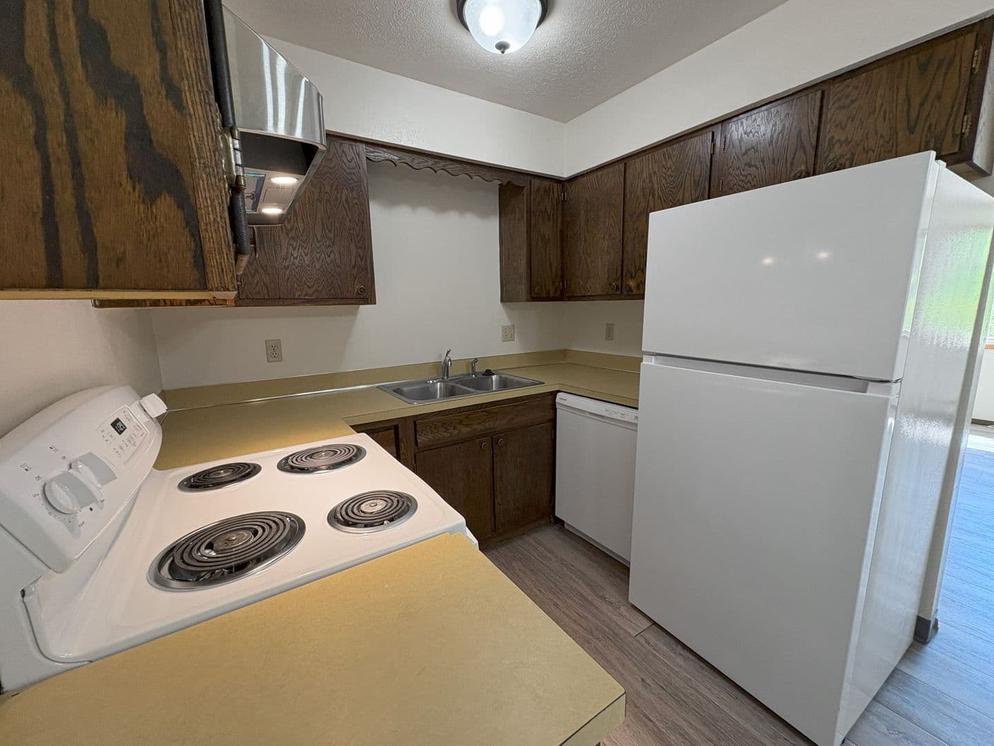 Minot Apartment: 1400-1446 8th St. NW