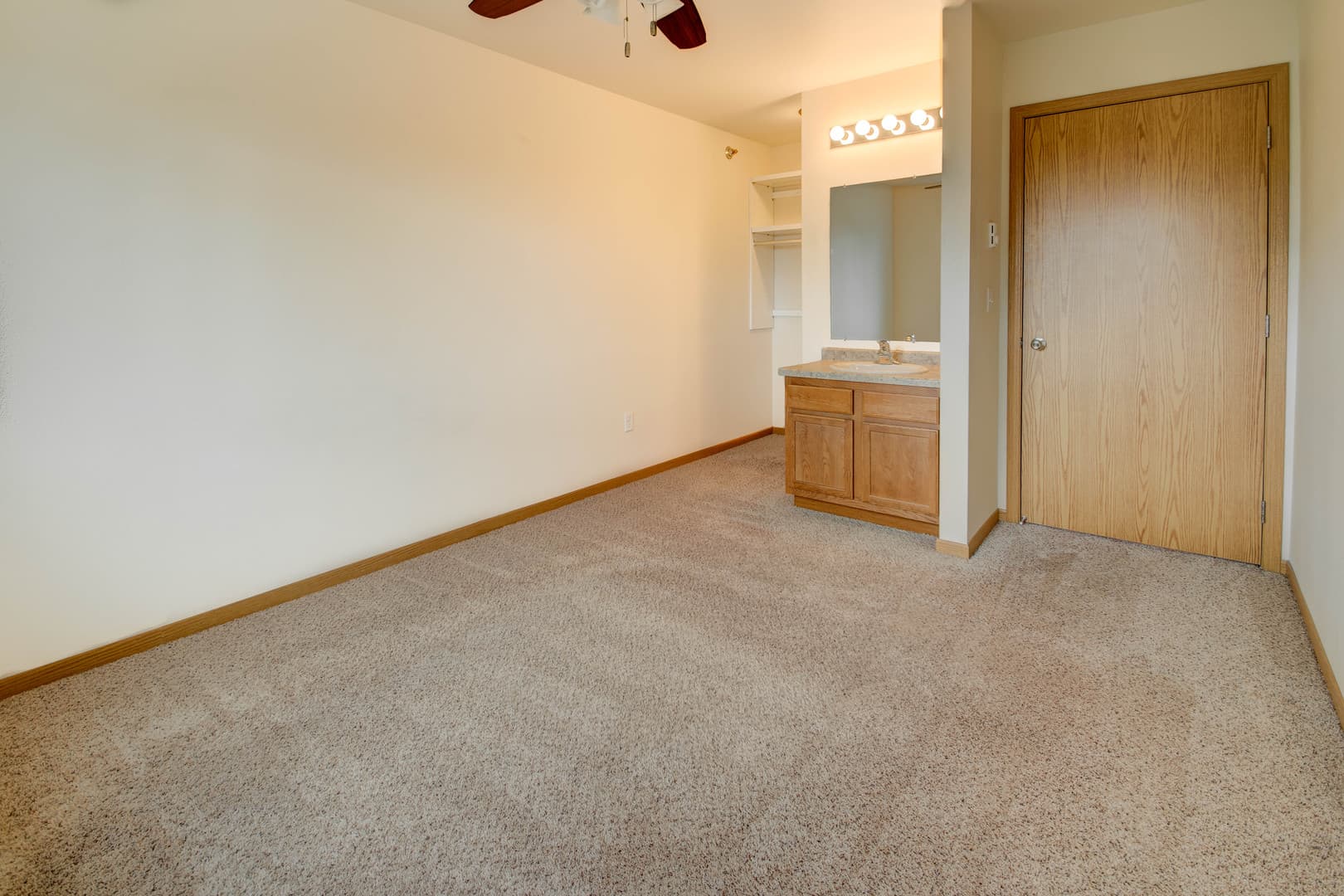 Minot Apartment: 816 10th Avenue NW