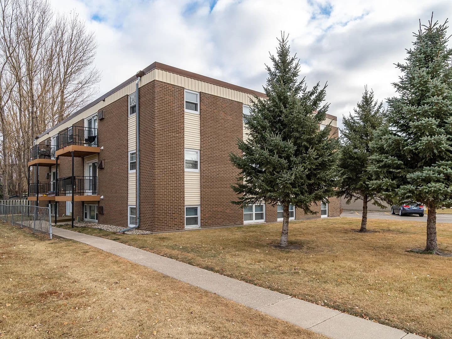 East Grand Forks Apartment: 2014 8th Avenue NW