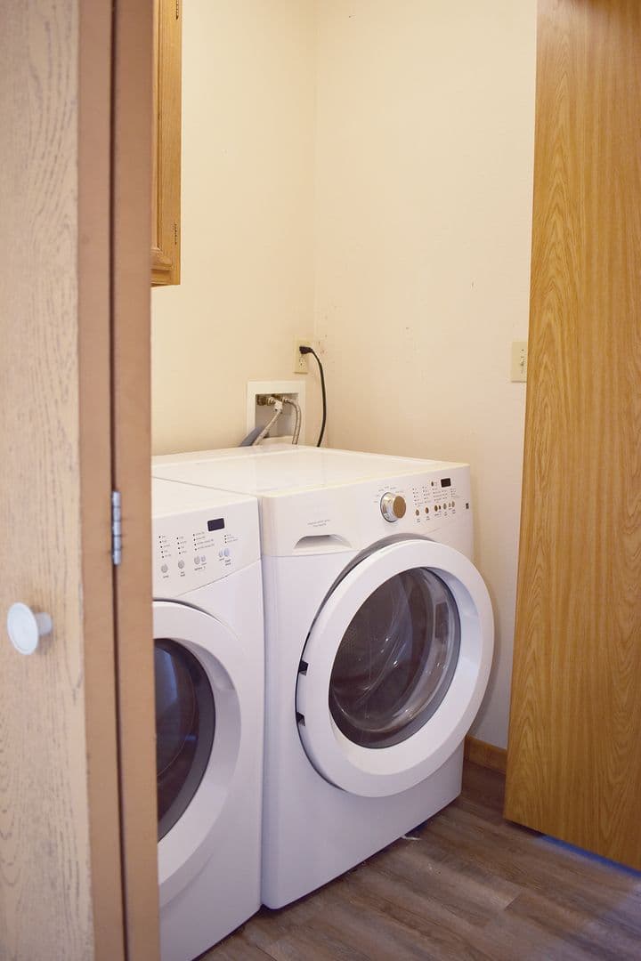 Minot Apartment: 707 6th Avenue SW