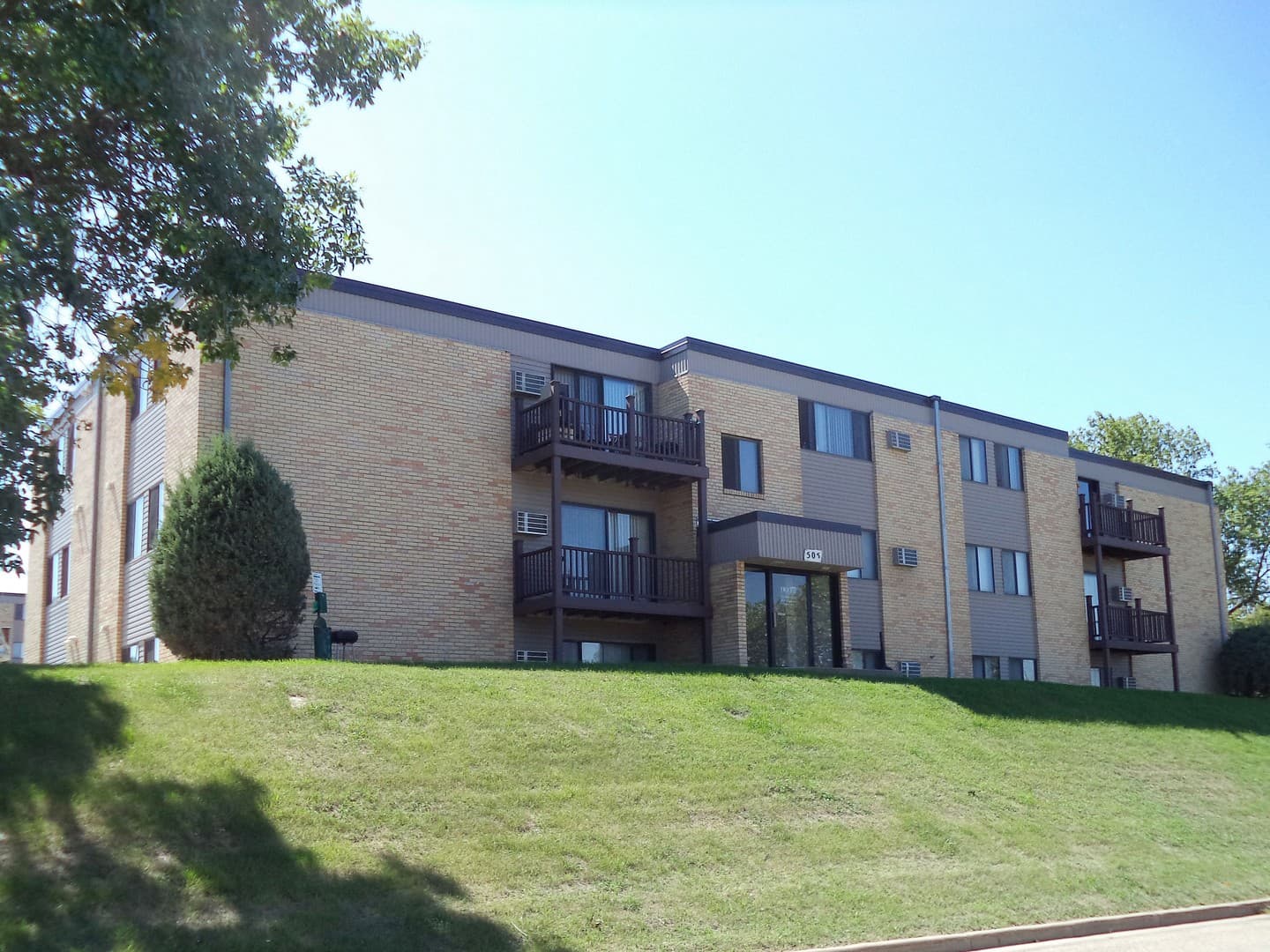 Minot Apartment: 505, 525, 605 & 705 Park Street