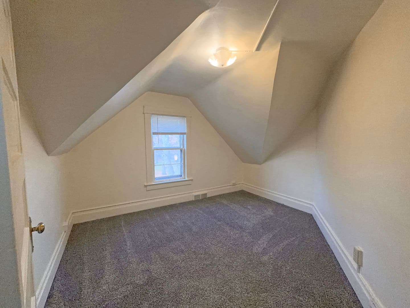 Minot House: 433 3rd Avenue NW