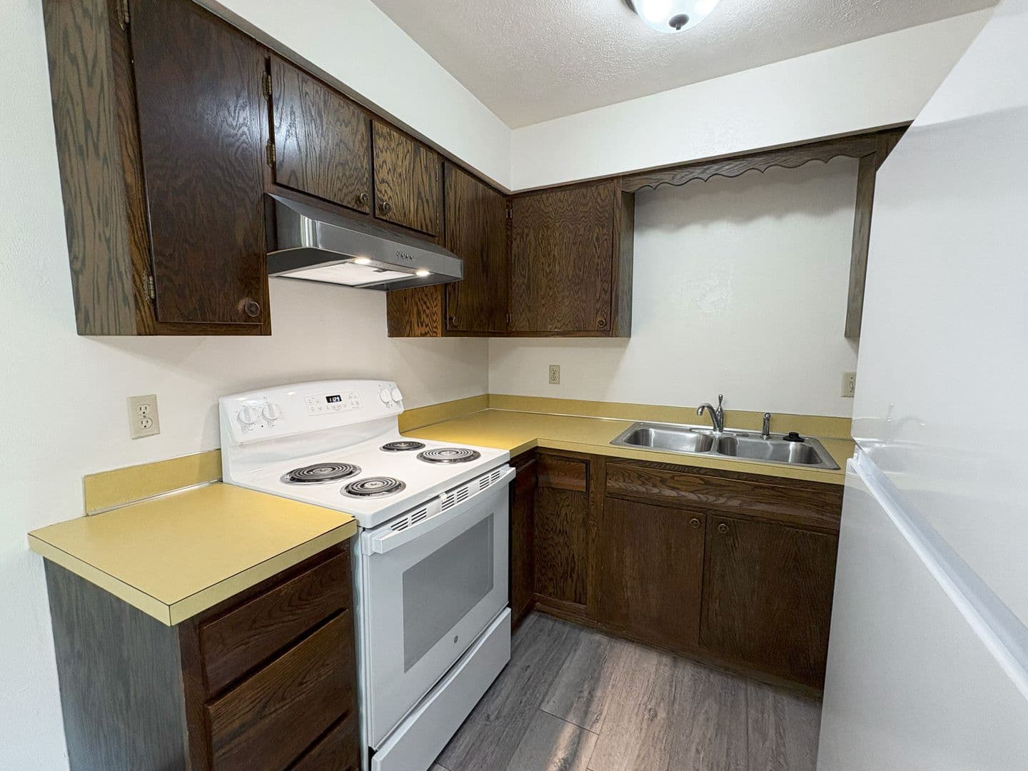 Minot Apartment: 1400-1446 8th St. NW
