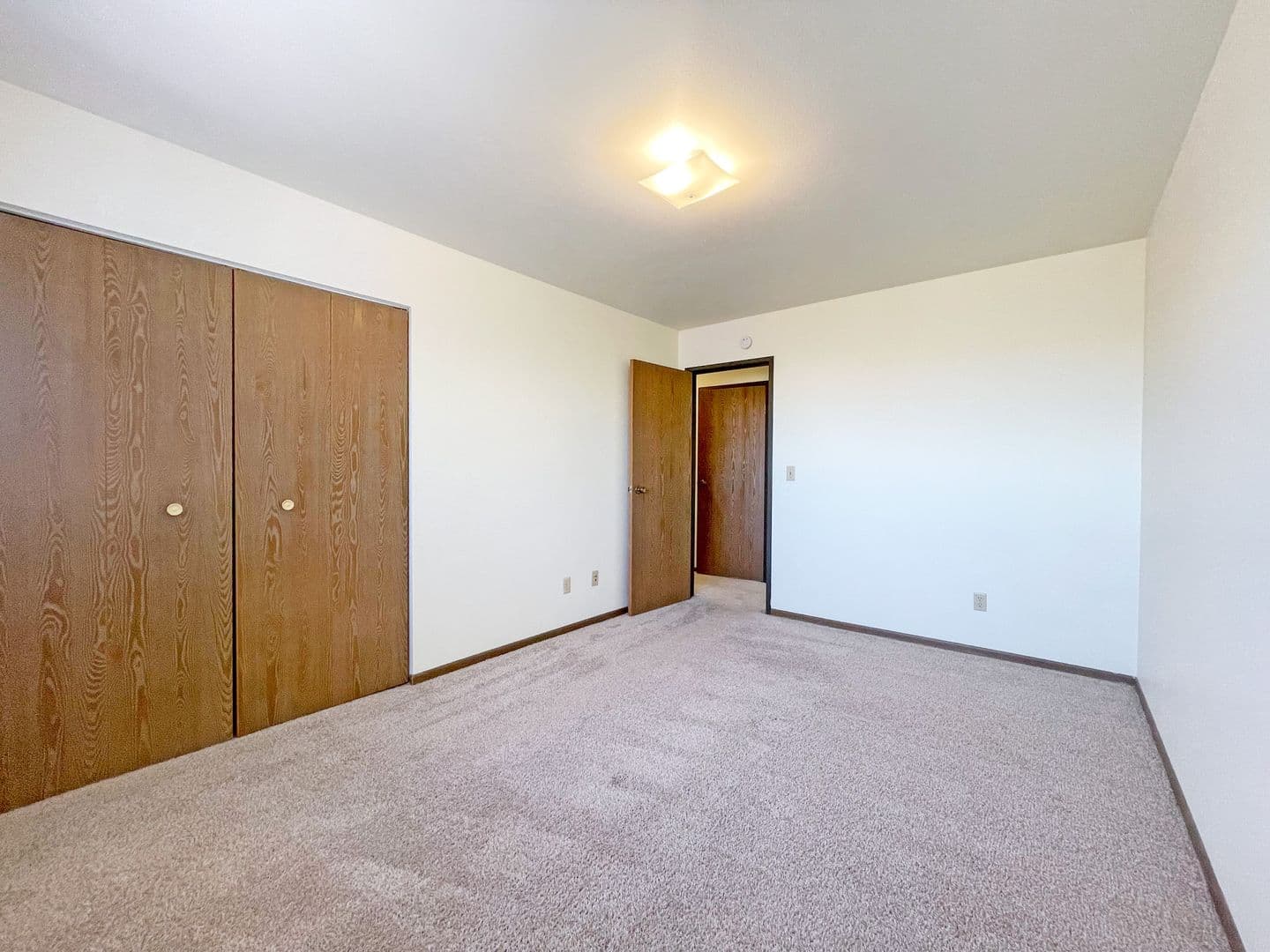 Minot Apartment: 1112 32nd Avenue SW