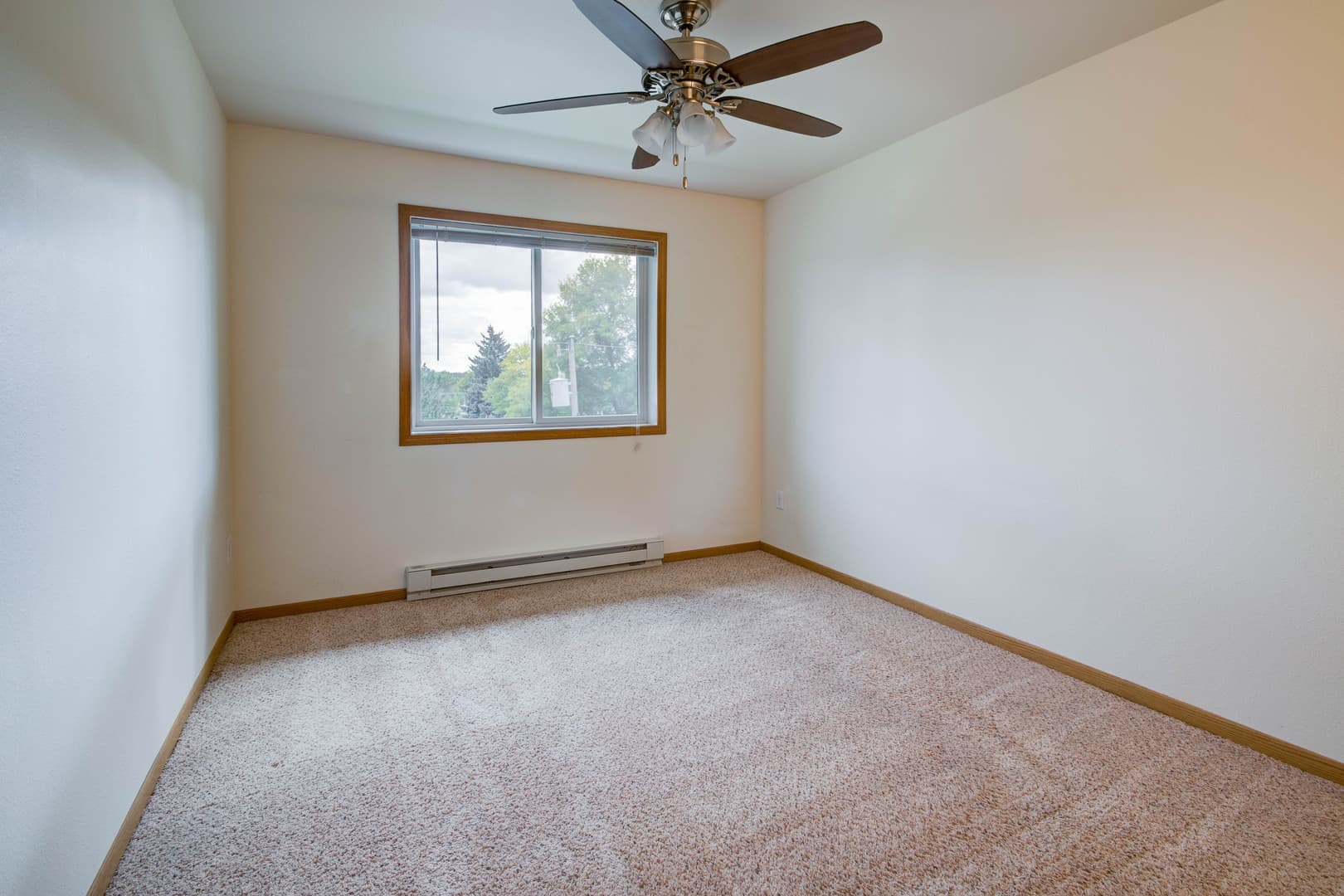 Minot Apartment: 816 10th Avenue NW