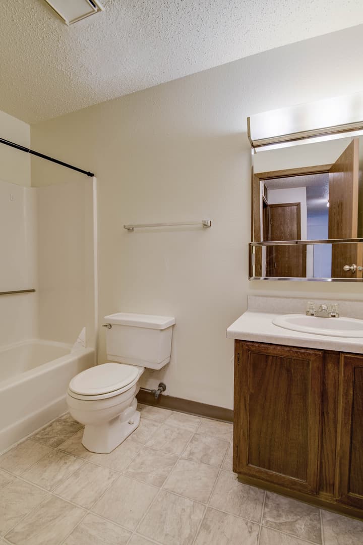 Minot Apartment: 1524-1638 12th Street NW