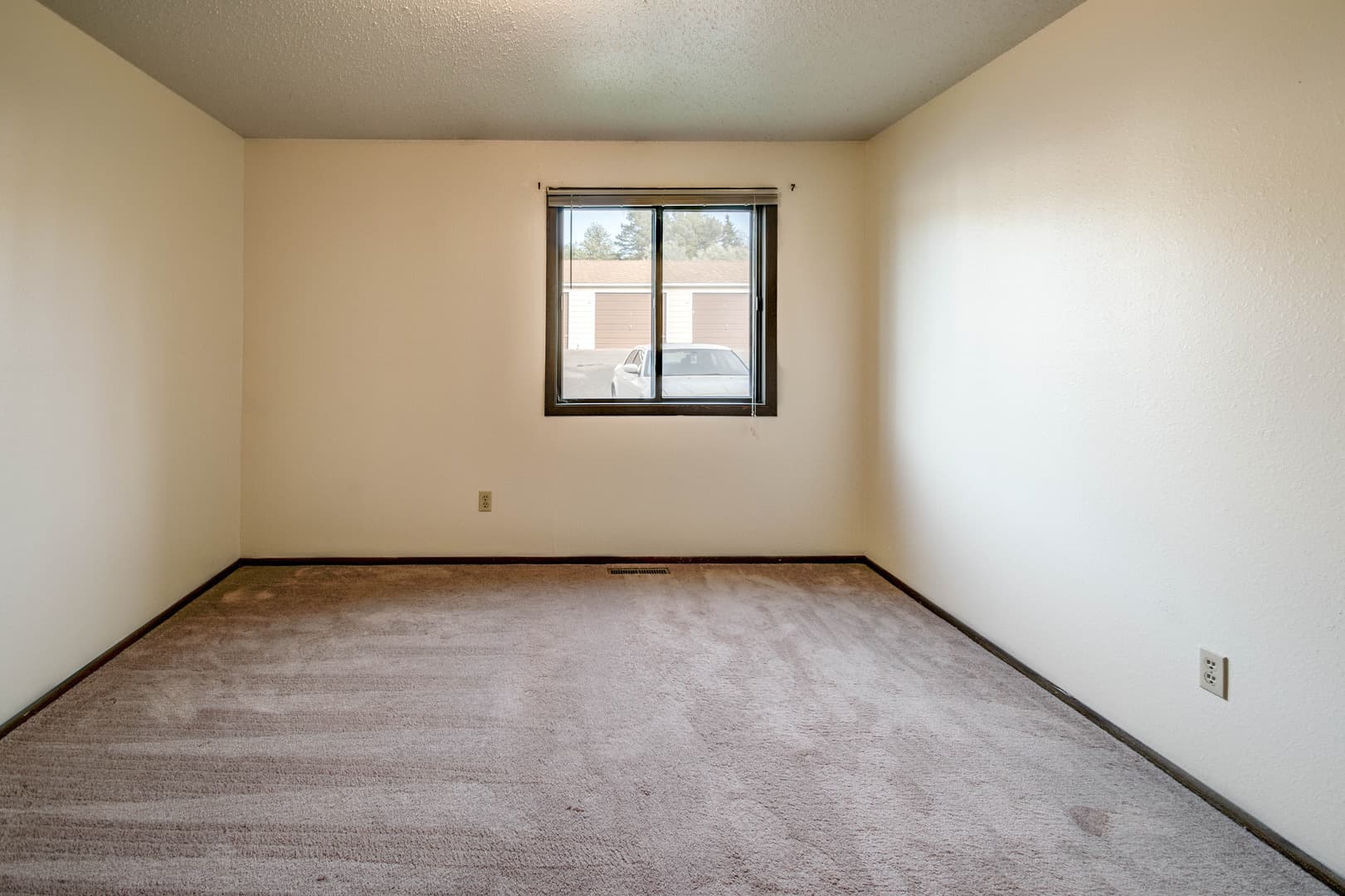 Minot Apartment: 1524-1638 12th Street NW
