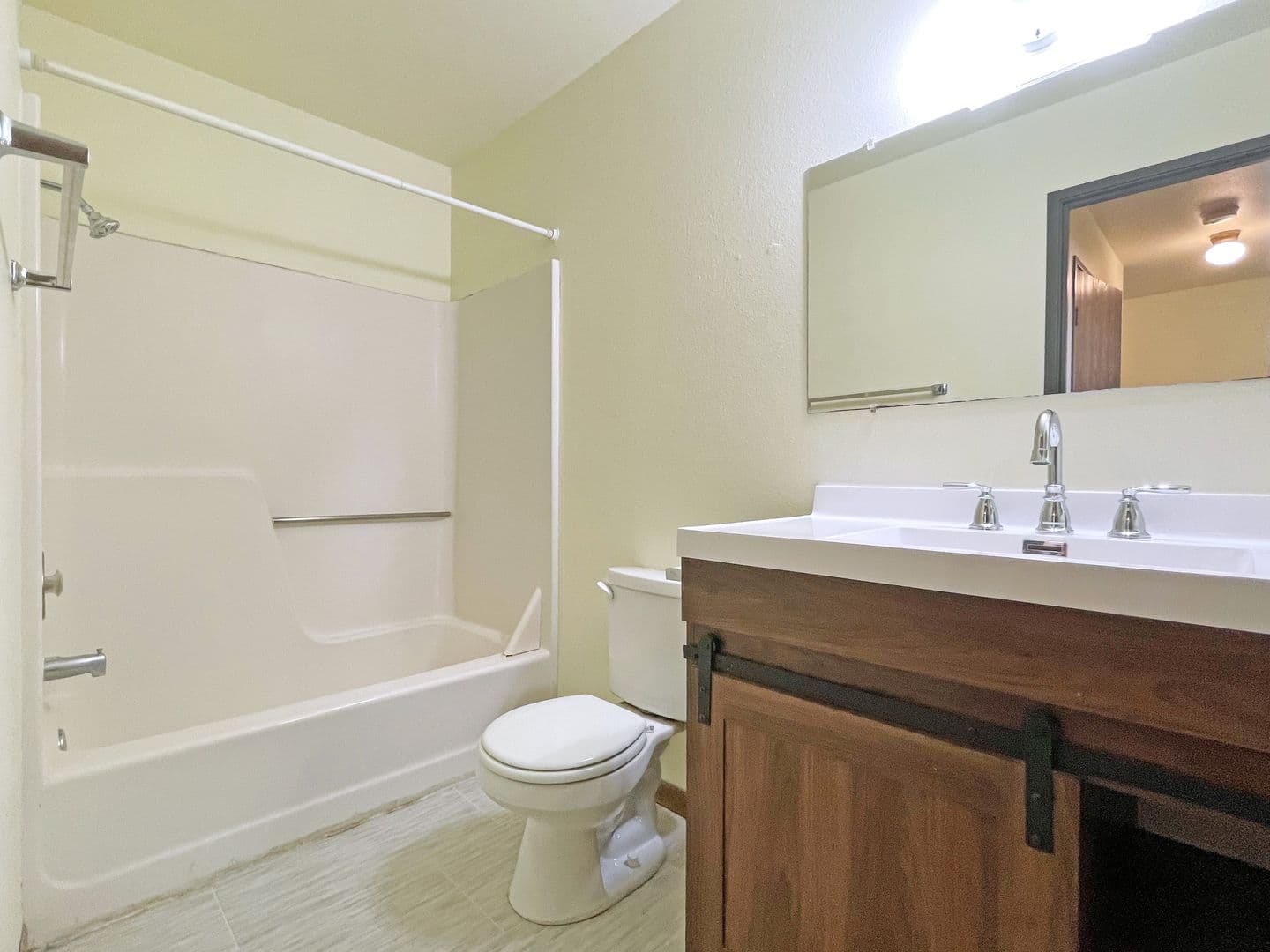 Minot Apartment: 1112 32nd Avenue SW