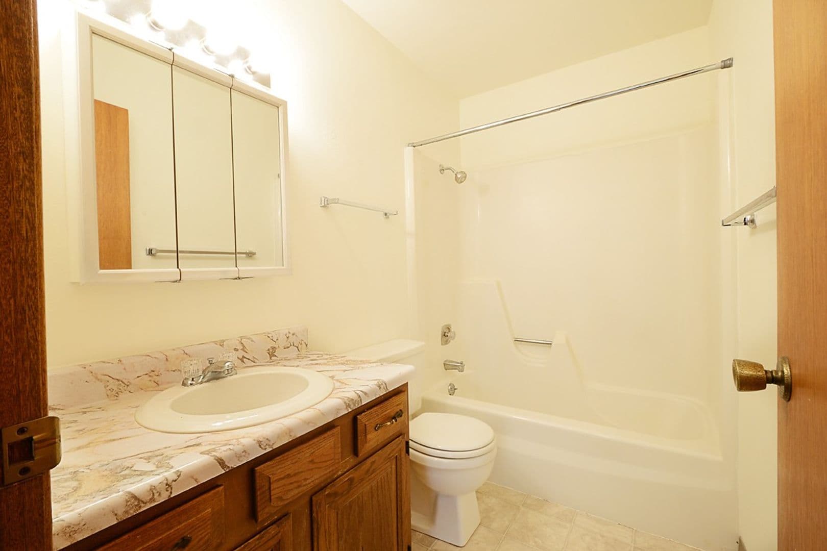Minot Apartment: 605 19th Avenue SE