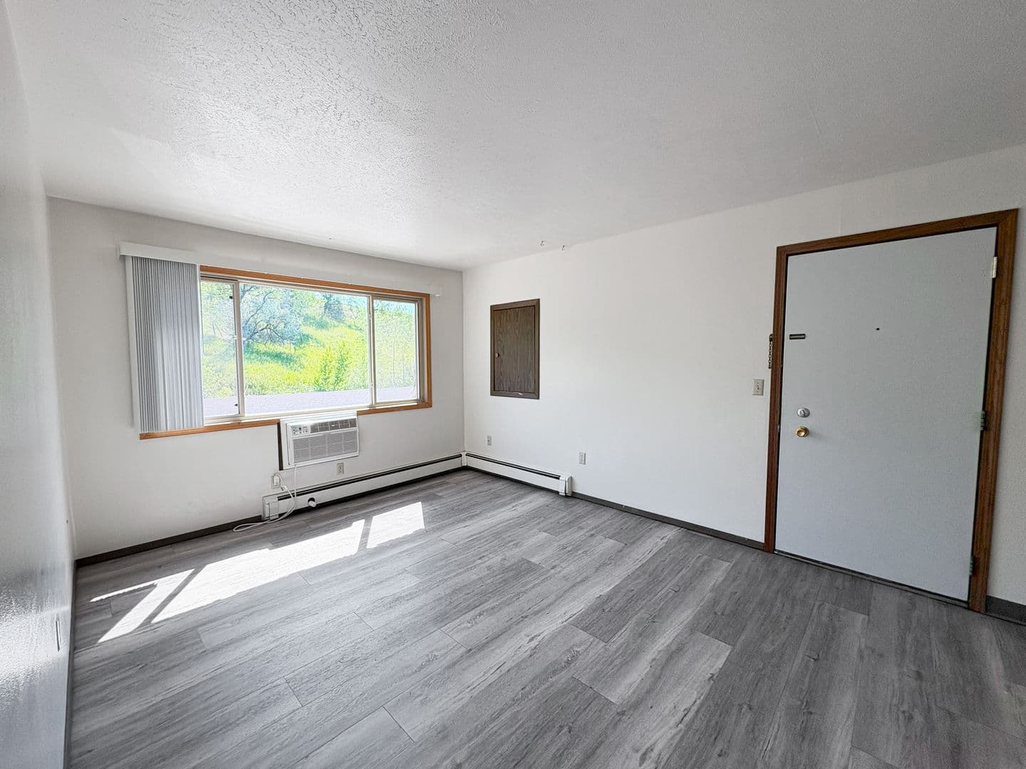 Minot Apartment: 1400-1446 8th St. NW