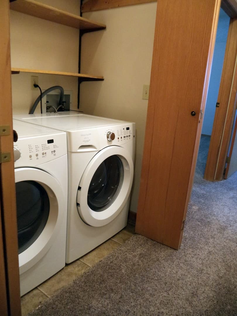 Minot Apartment: 707 6th Avenue SW