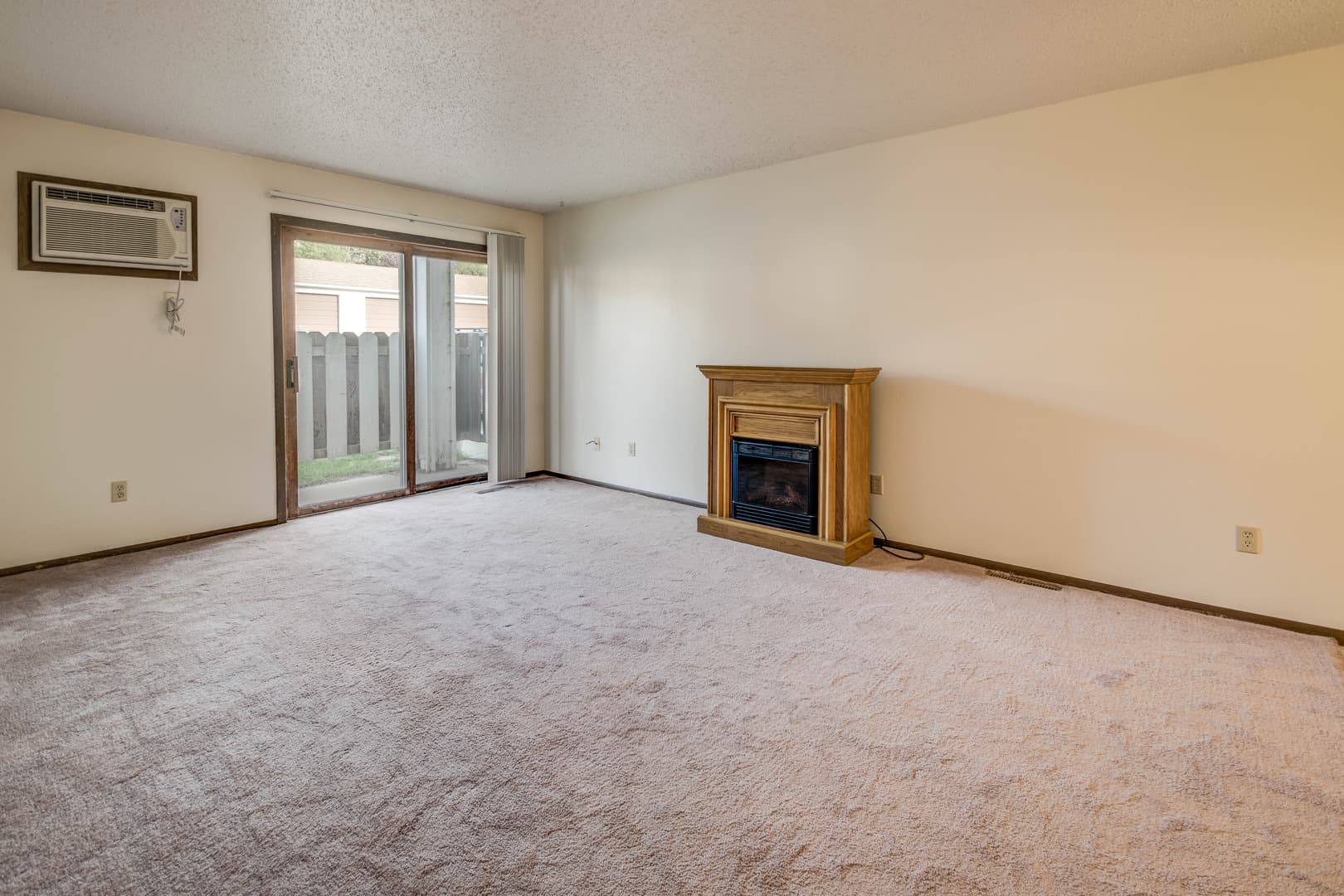 Minot Apartment: 1524-1638 12th Street NW