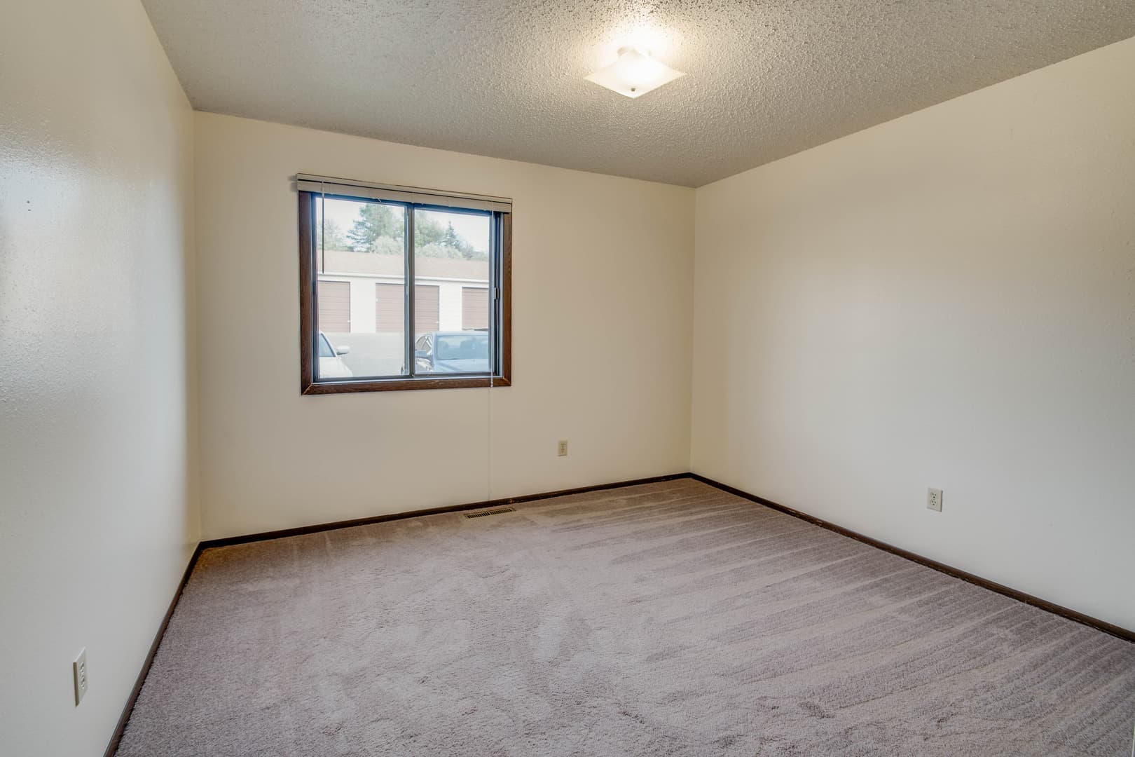 Minot Apartment: 1524-1638 12th Street NW