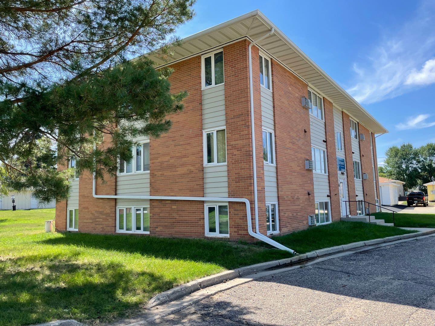 Minot Apartment: 405 11th Avenue SW