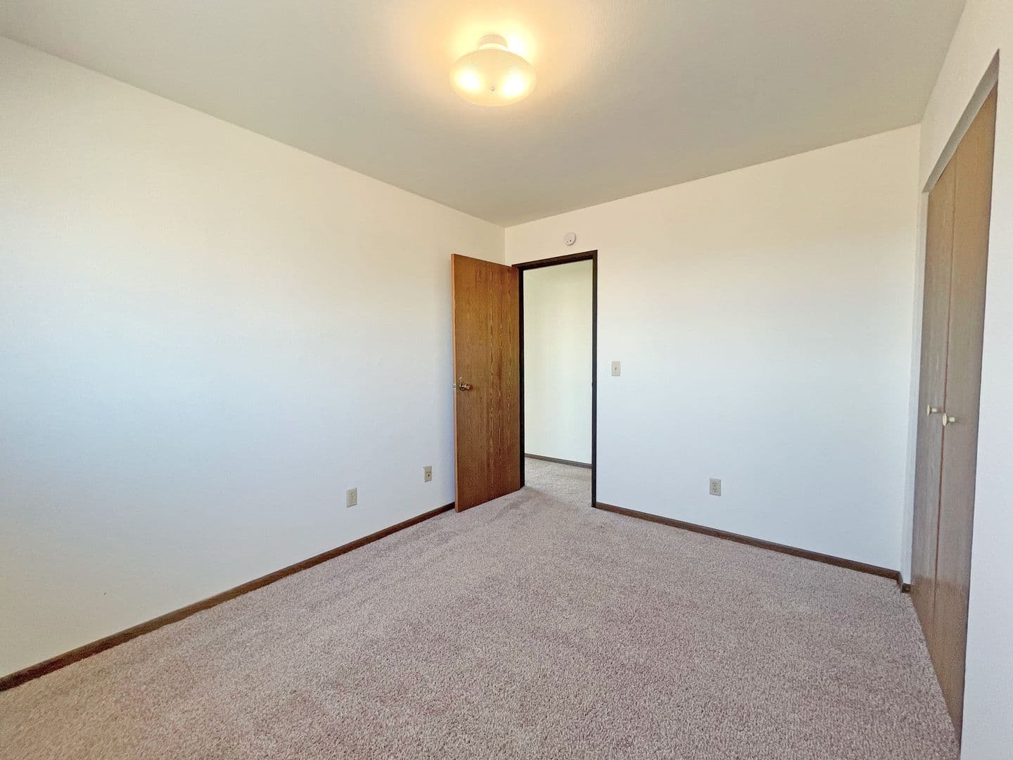 Minot Apartment: 1112 32nd Avenue SW