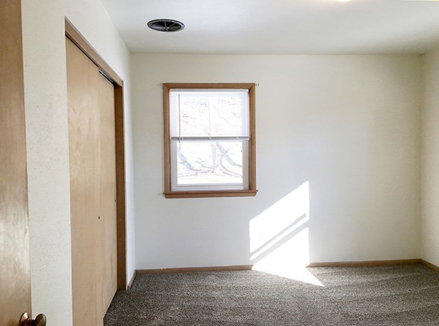 Minot Apartment: 509 11th Avenue NE