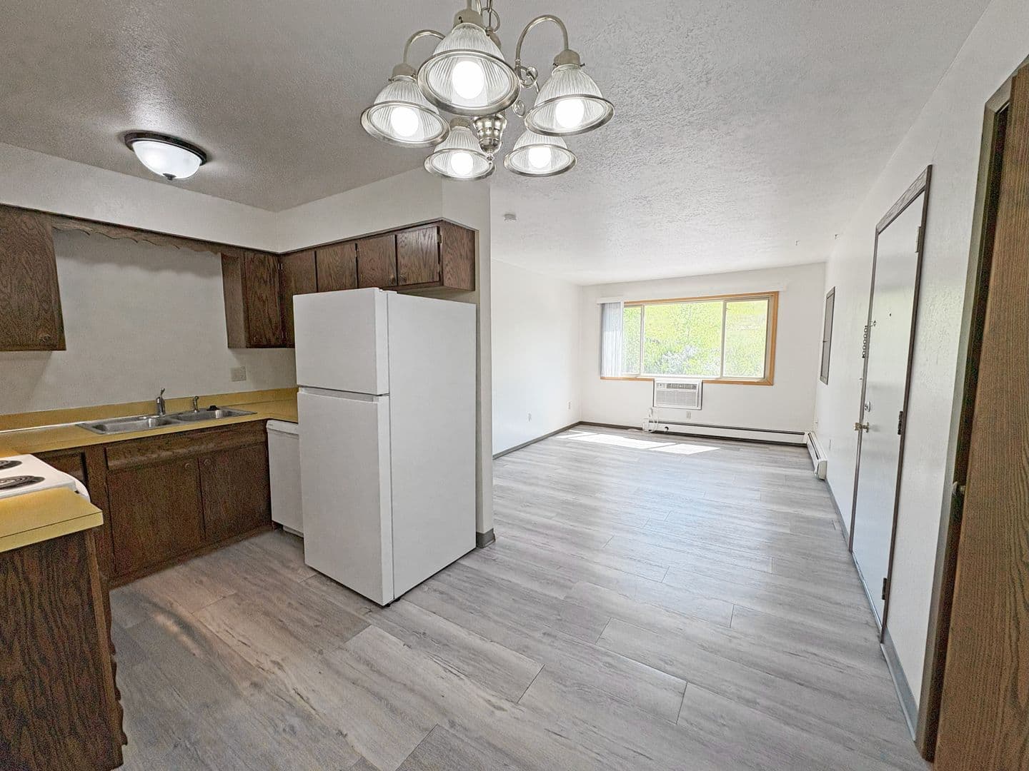 Minot Apartment: 1400-1446 8th St. NW