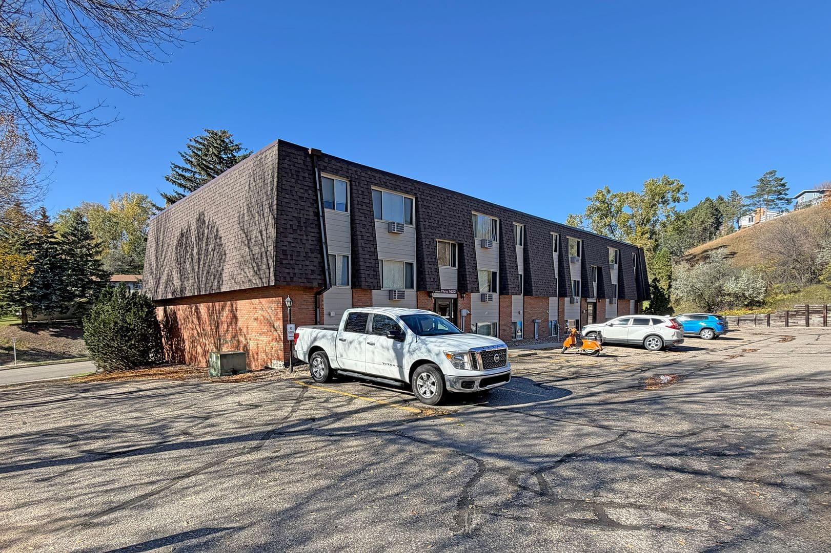 Minot Apartment: 1400-1446 8th St. NW