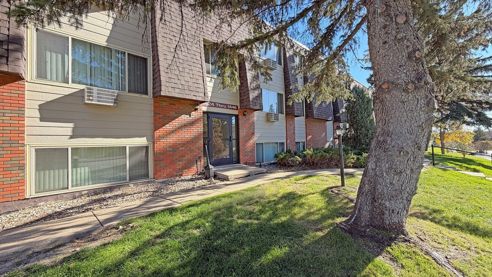 Minot Apartment: 1400-1446 8th St. NW