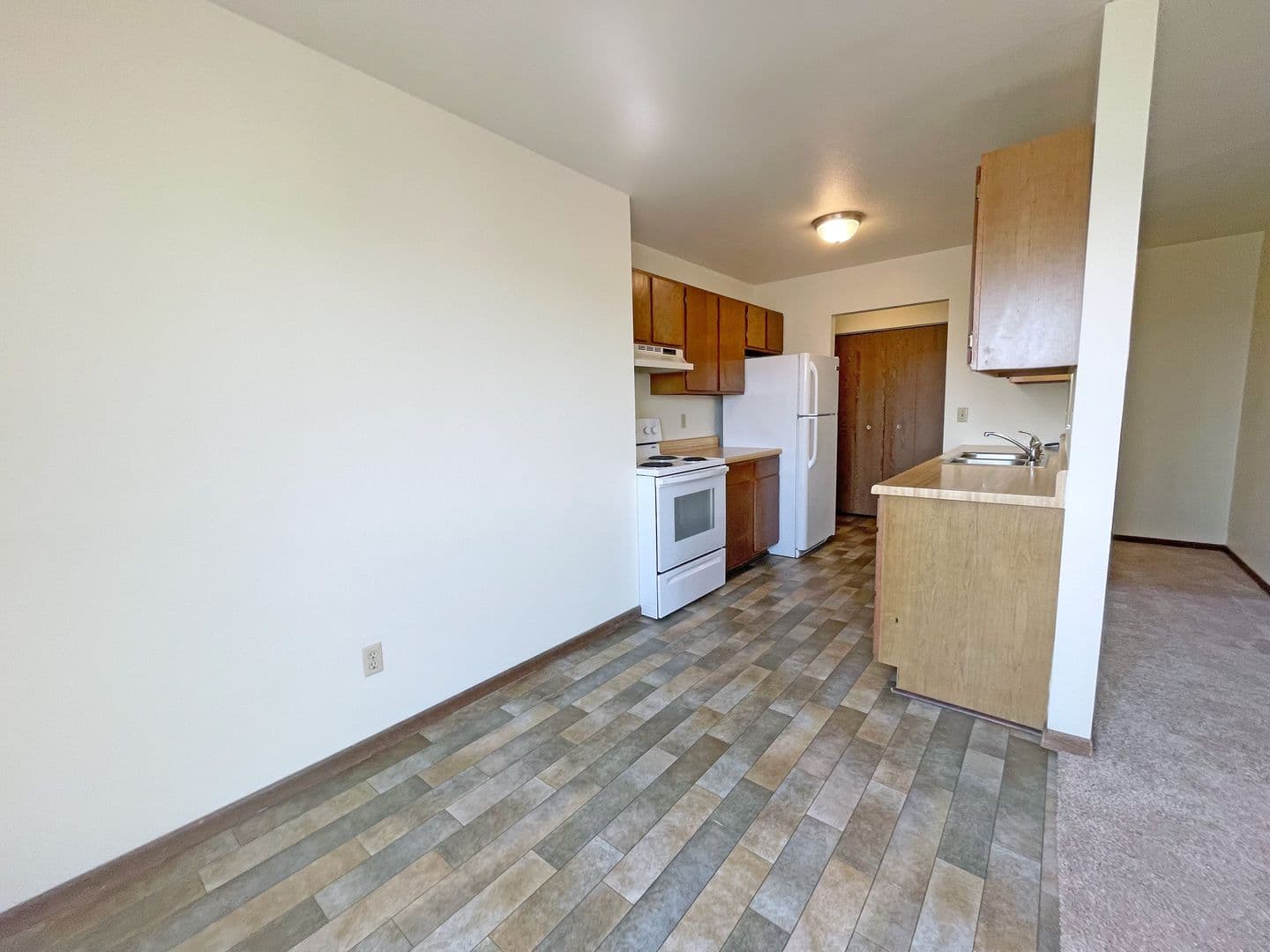 Minot Apartment: 1112 32nd Avenue SW