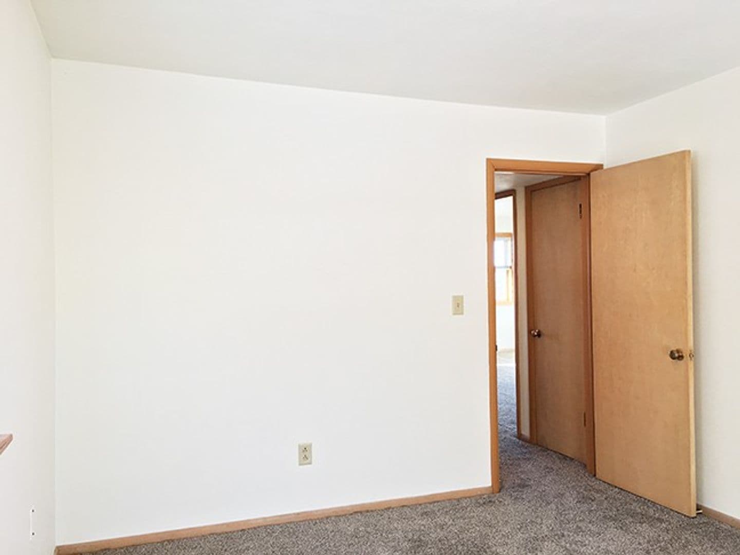 Minot Apartment: 509 11th Avenue NE