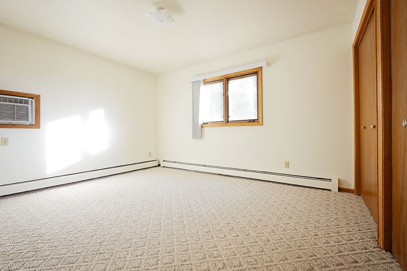 Minot Apartment: 605 19th Avenue SE