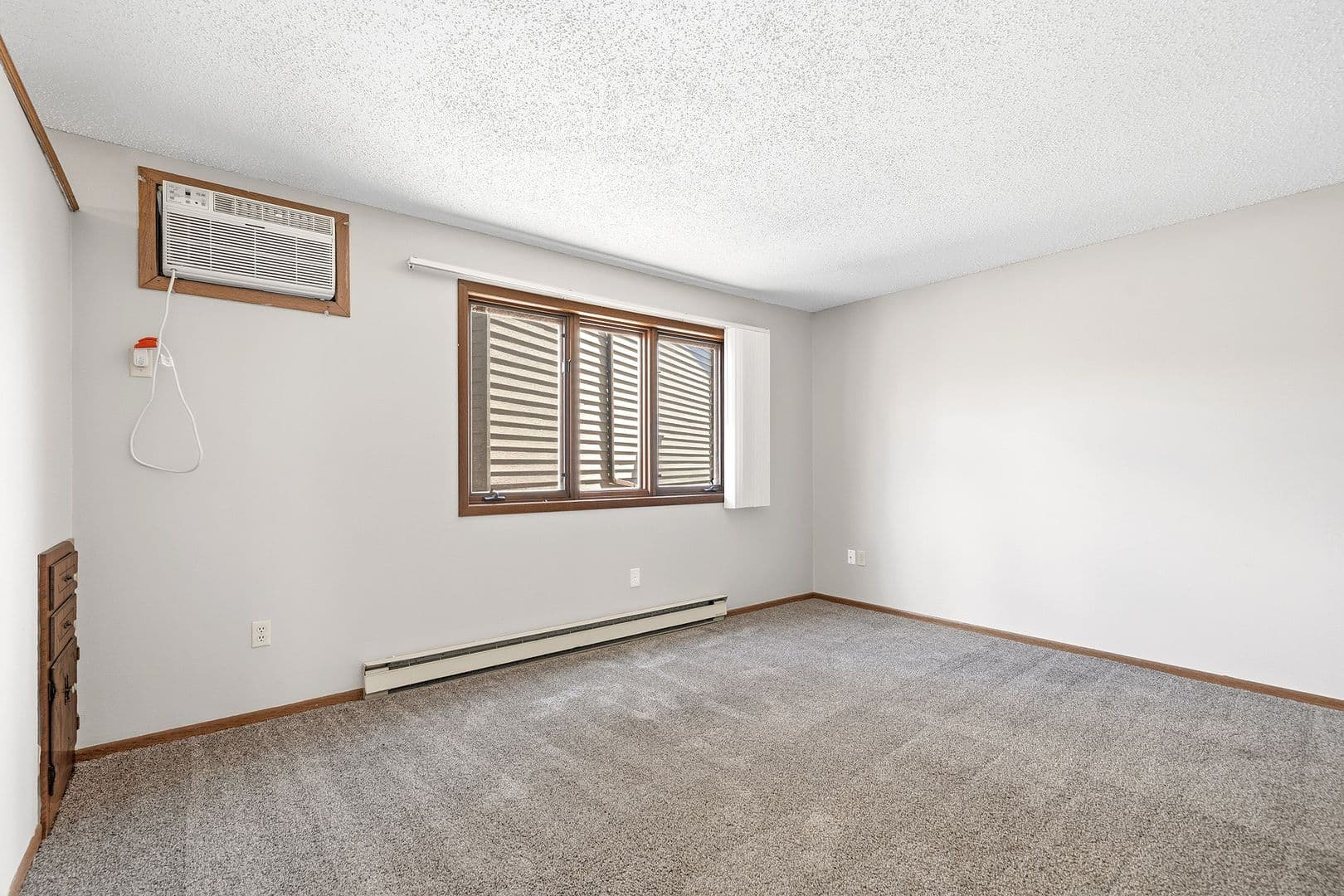 Minot Apartment: 1405 8th Street NW