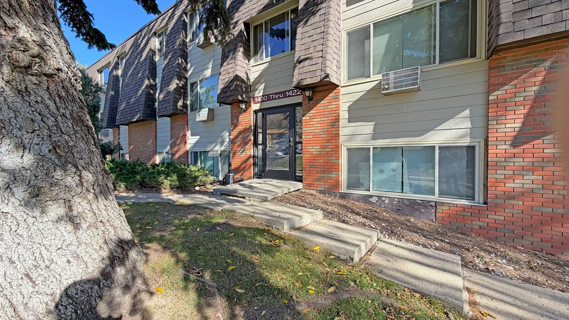 Minot Apartment: 1400-1446 8th St. NW