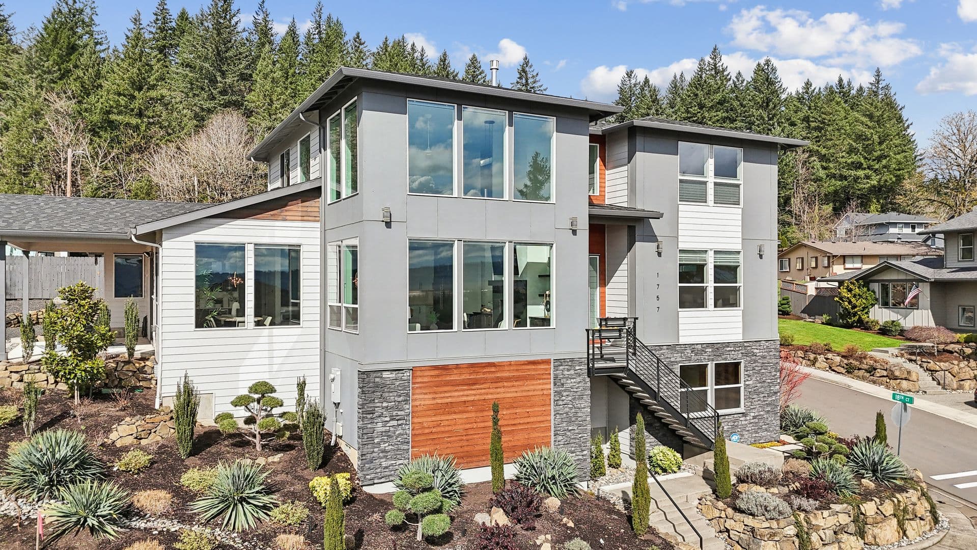 Washougal House: 1757 N Columbia Ridge Way