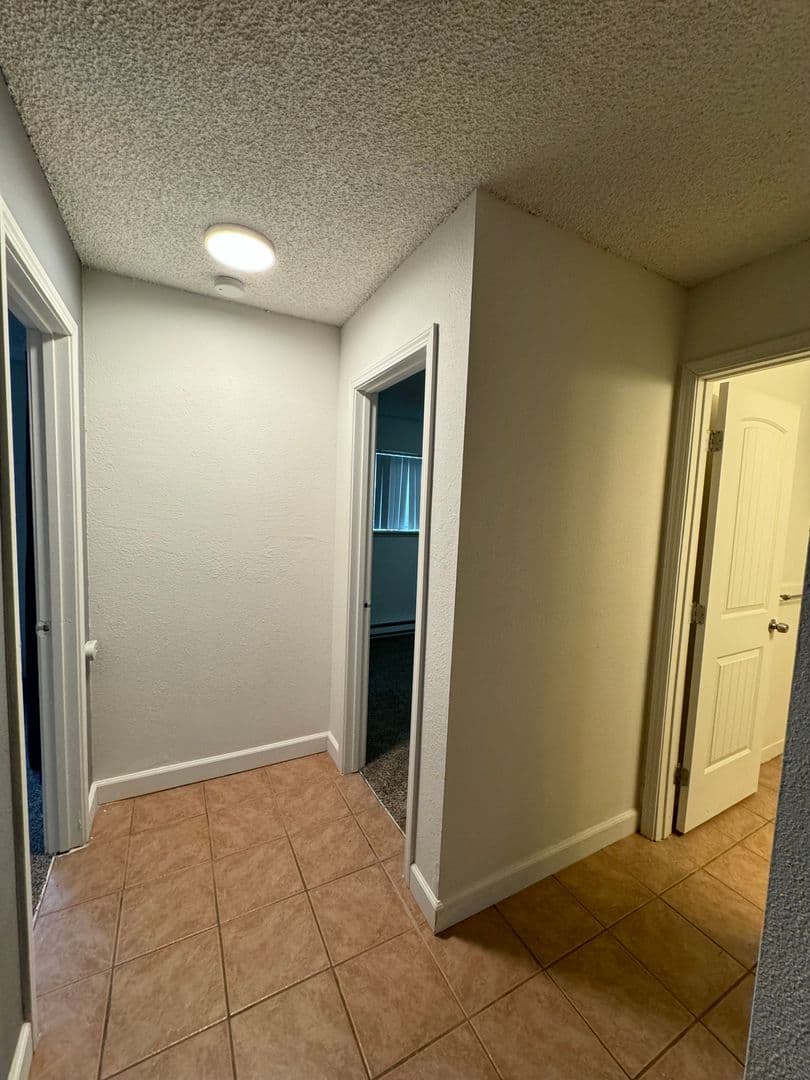 Longview Apartment: 944 33 Avenue