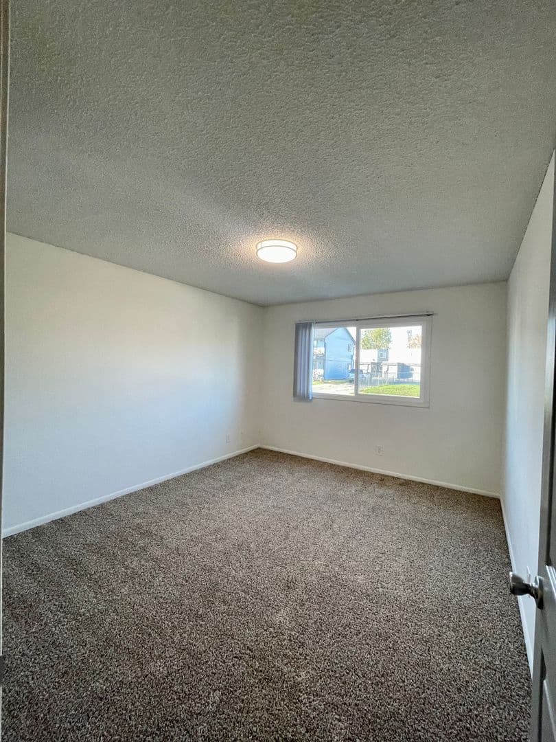 Longview Apartment: 1940 33 Avenue