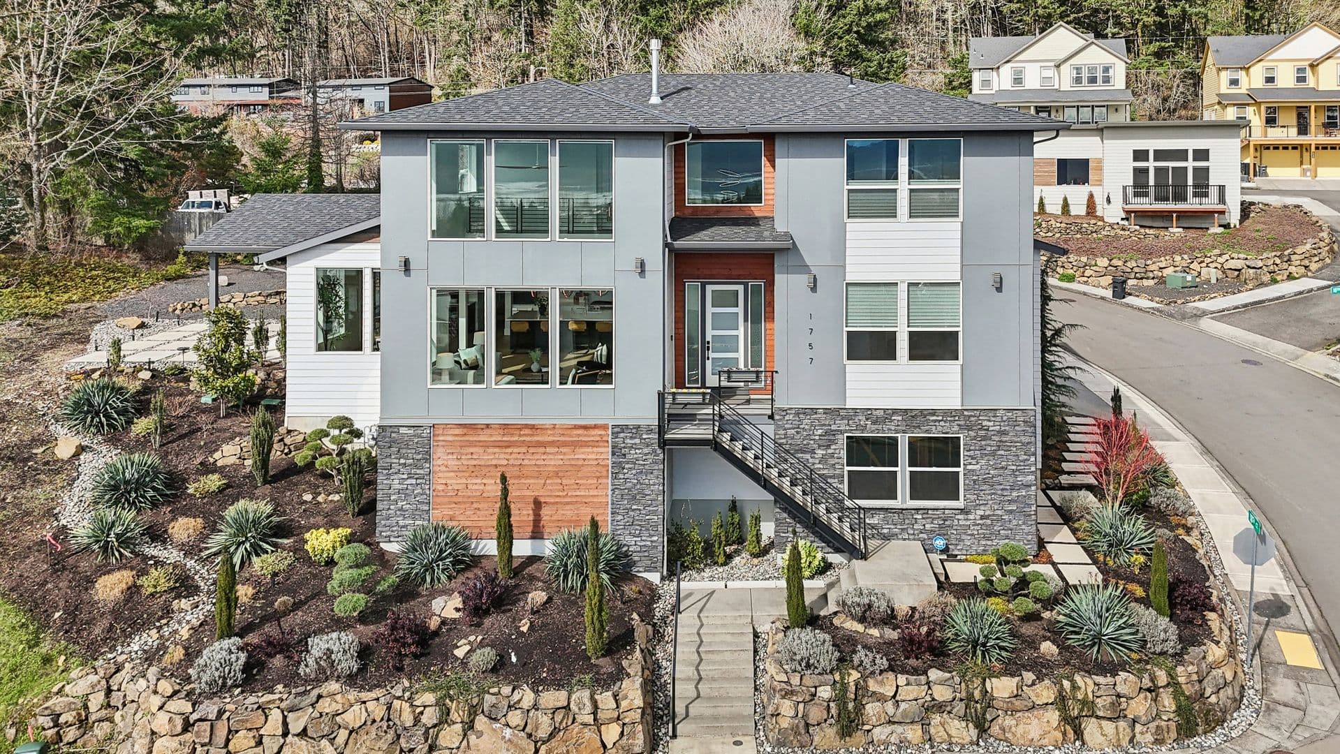 Washougal House: 1757 N Columbia Ridge Way