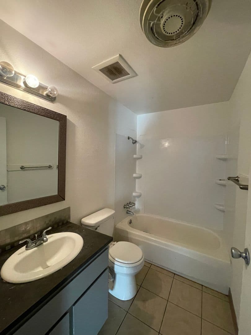 Longview Apartment: 944 33 Avenue