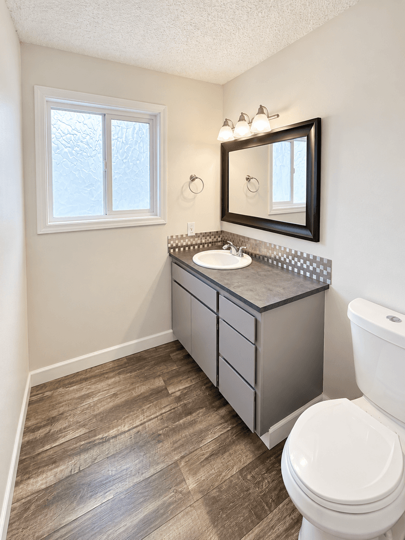 Longview Apartment: 1940 33 Avenue