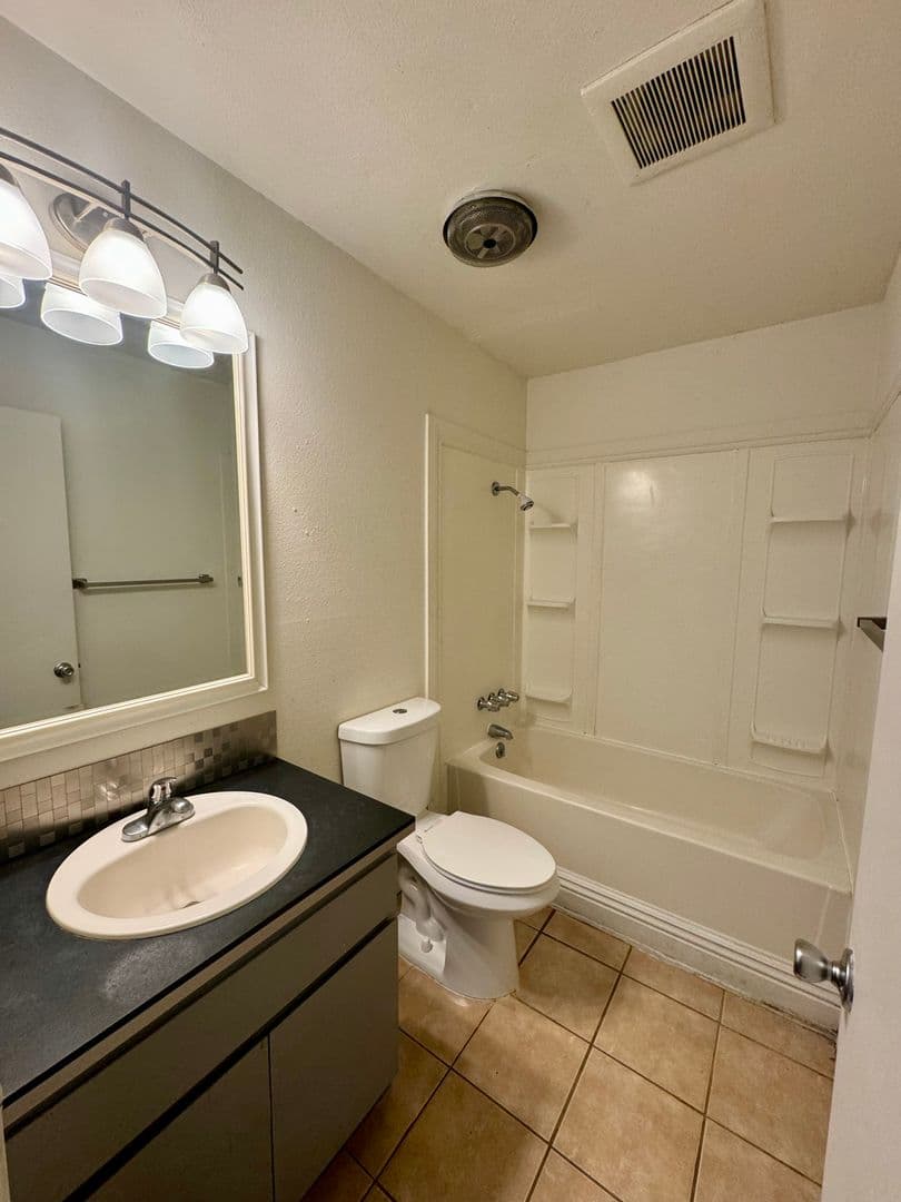 Longview Apartment: 944 33 Avenue