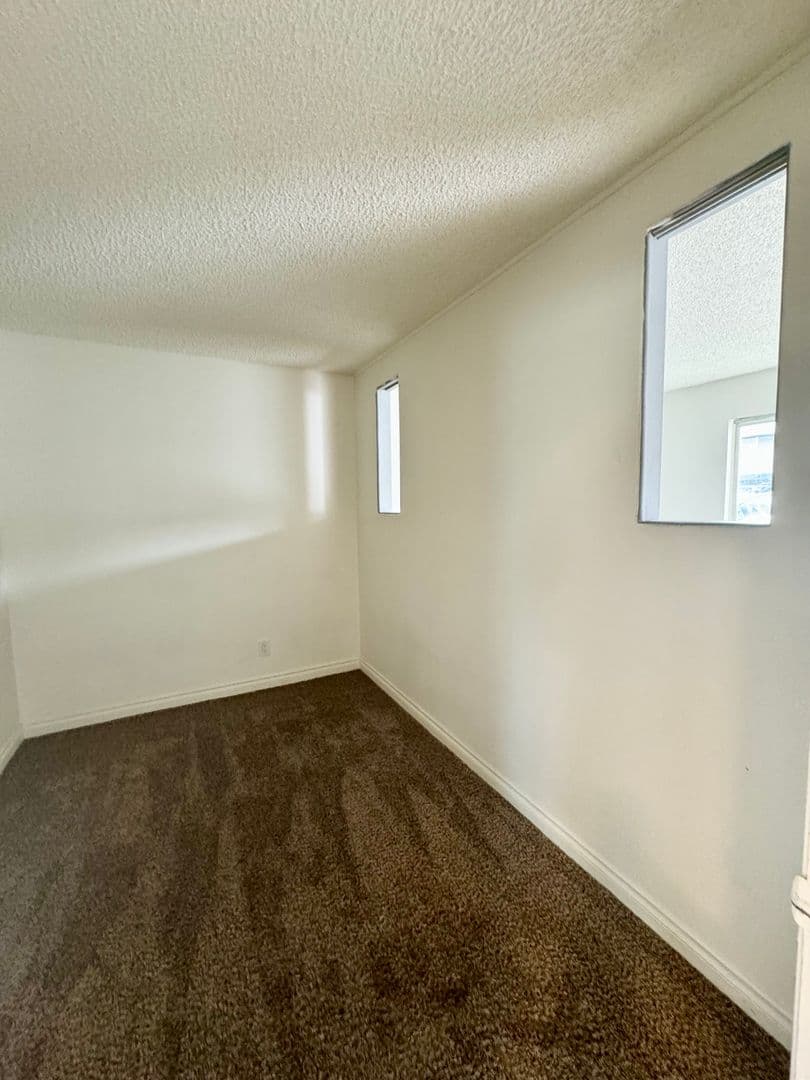 Longview Apartment: 944 33 Avenue