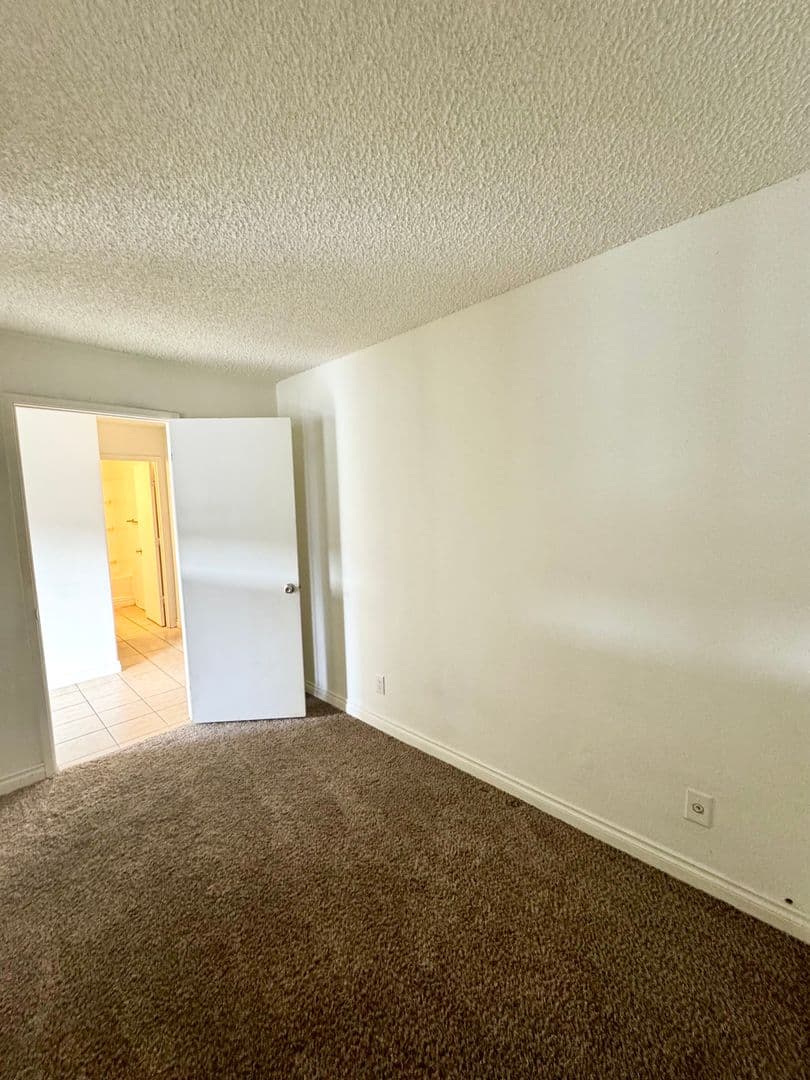 Longview Apartment: 944 33 Avenue