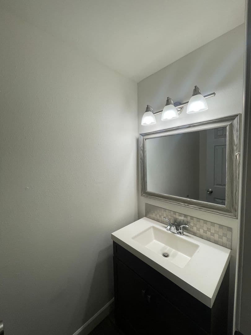 Longview Apartment: 1940 33 Avenue