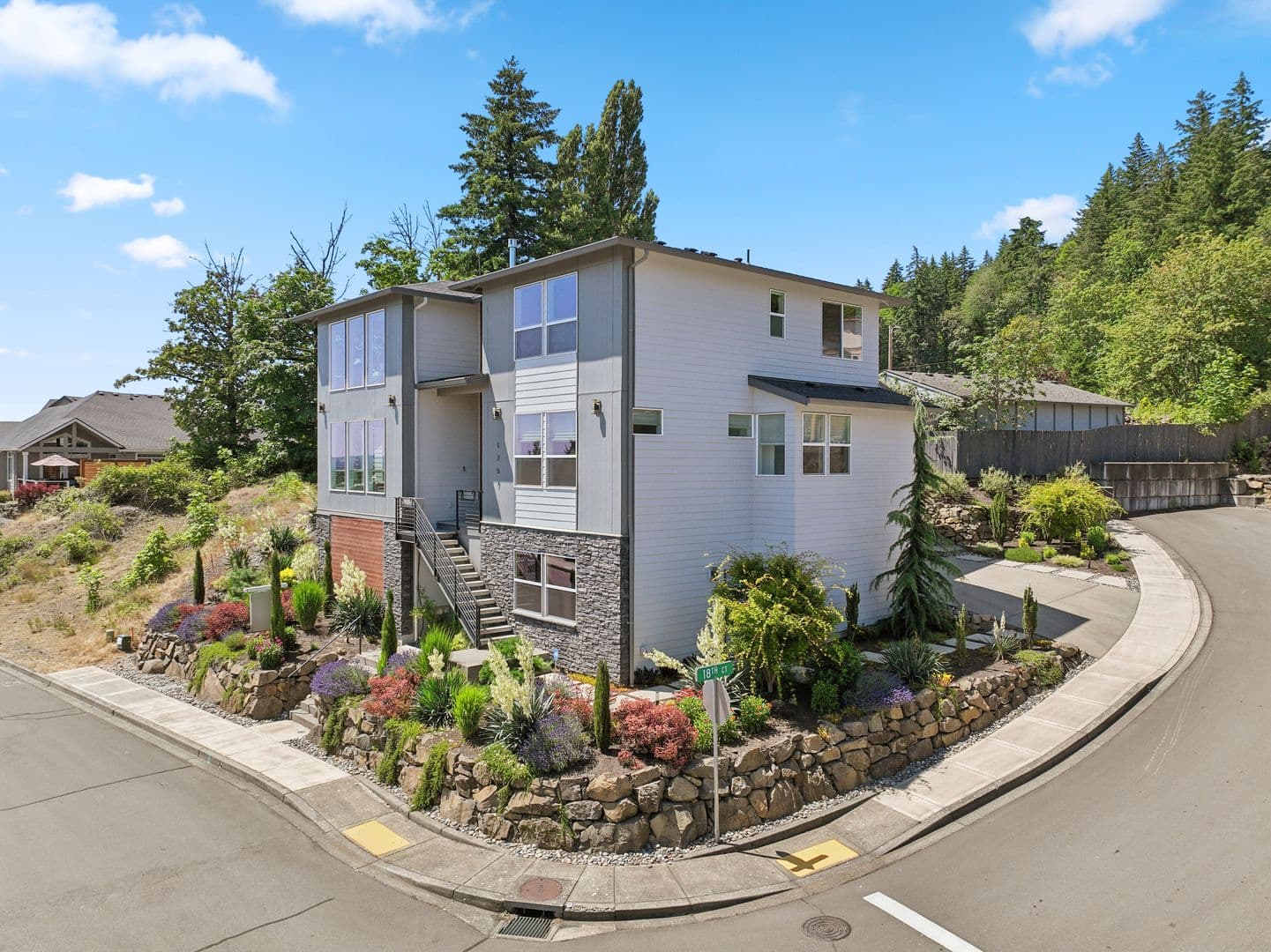 Washougal House: 1757 N Columbia Ridge Way