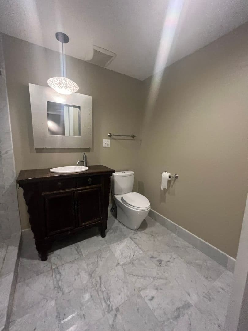 Vancouver House: 601 Rhododendron Drive