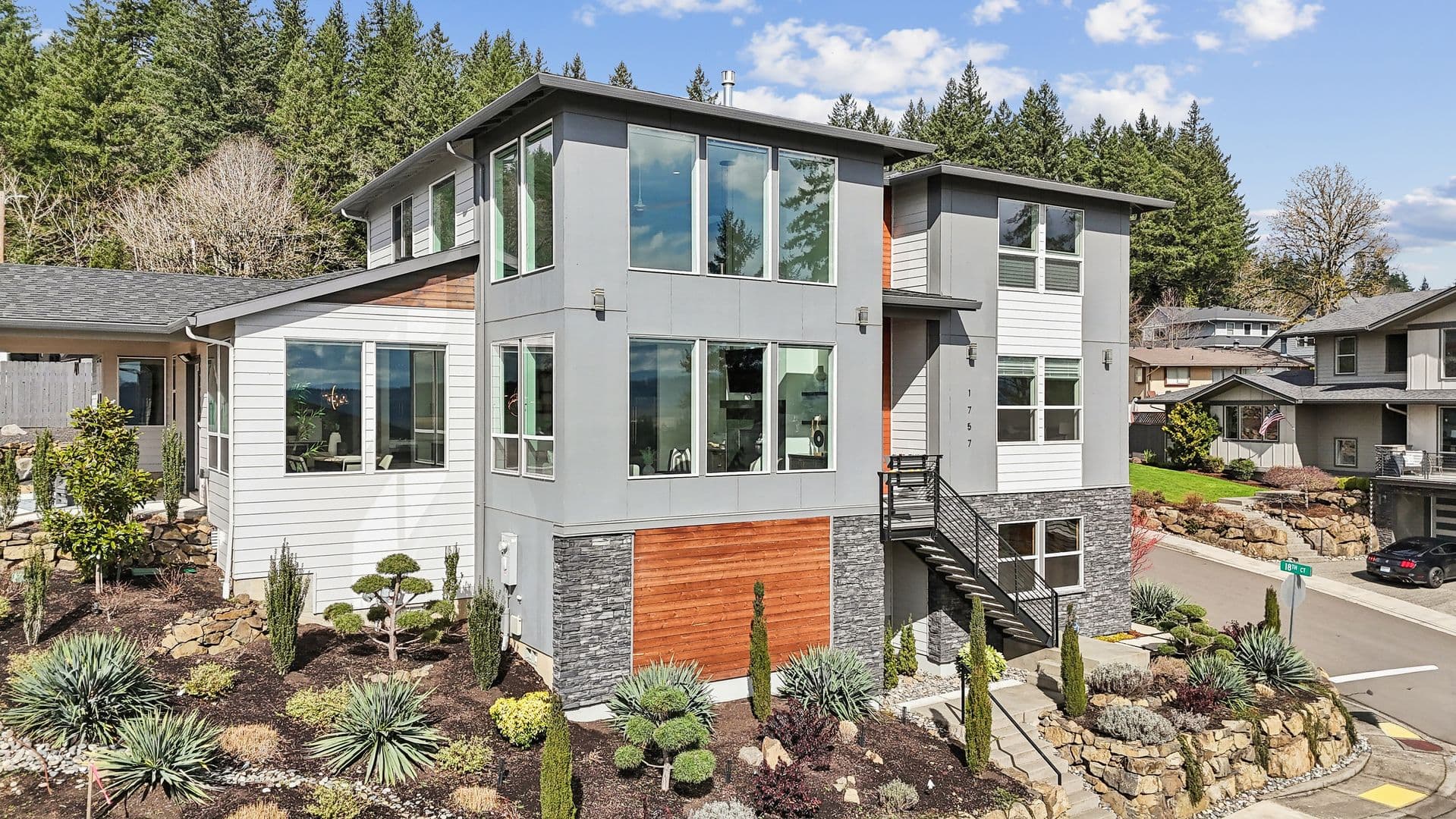 Washougal House: 1757 N Columbia Ridge Way