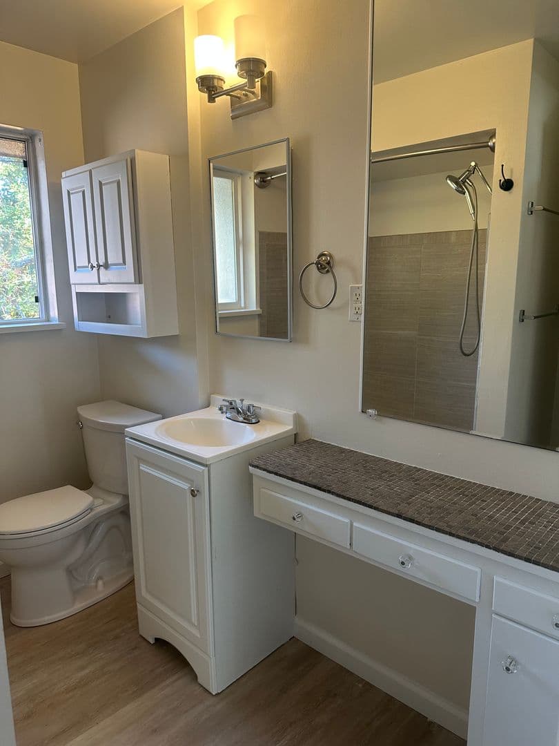 Vancouver Apartment: 1110-1112 NW 41st Street