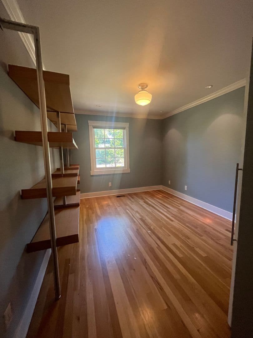 Vancouver House: 601 Rhododendron Drive