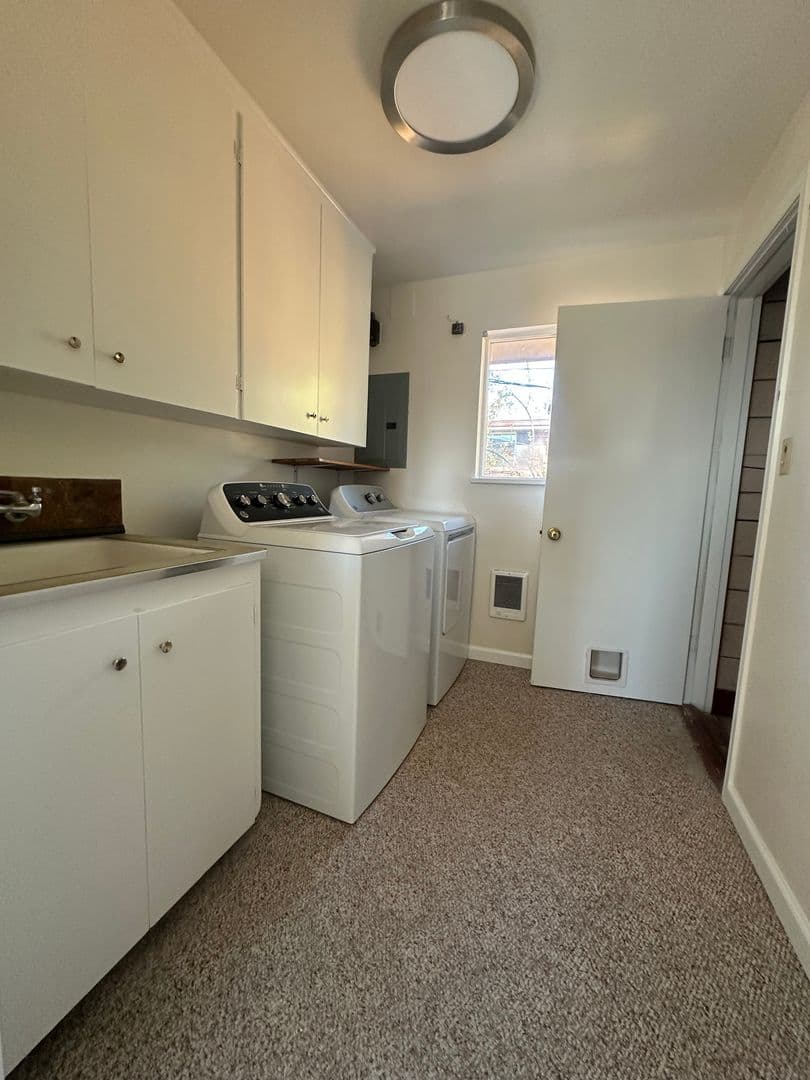Vancouver Apartment: 1110-1112 NW 41st Street