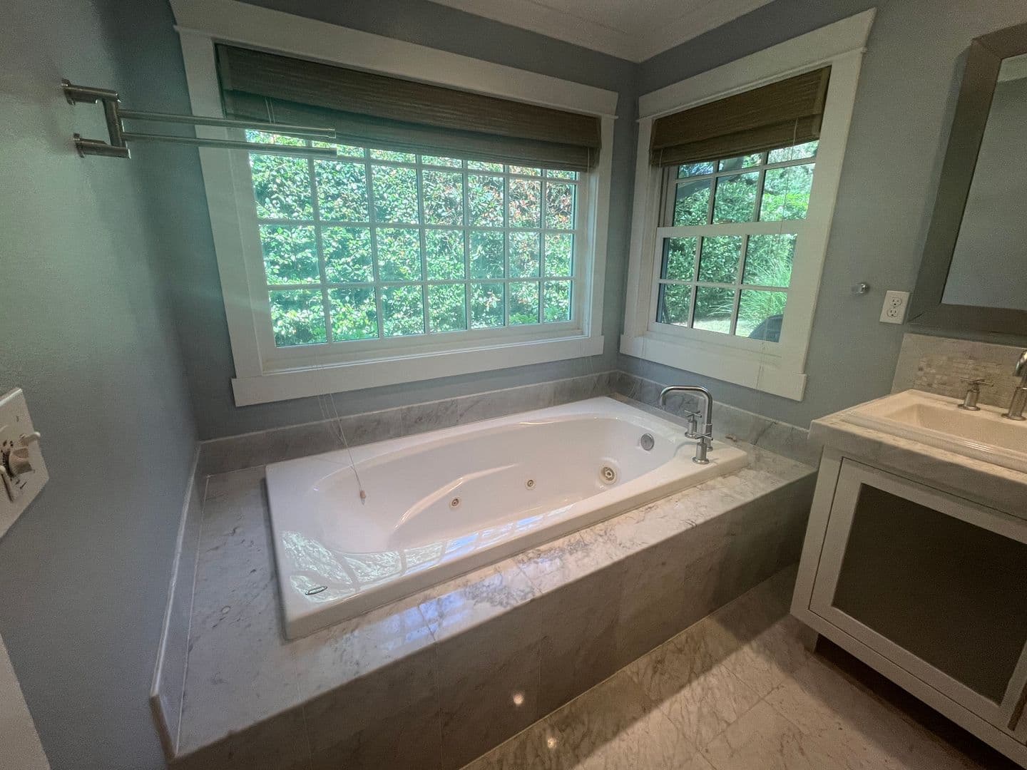 Vancouver House: 601 Rhododendron Drive
