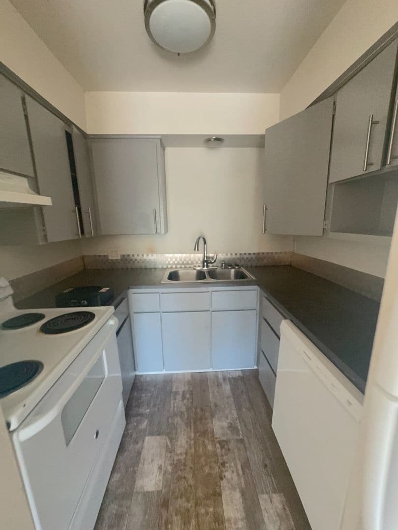 Longview Apartment: 1950 33 Avenue - 11